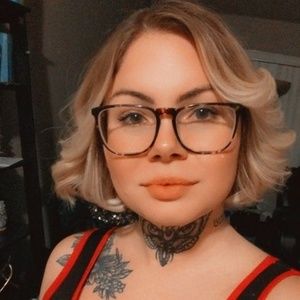 Meet your Posher, Alyssa annette